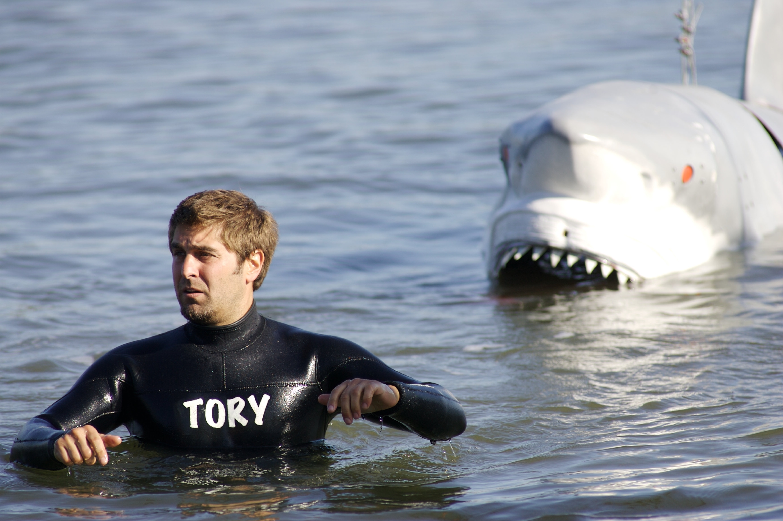 15976_0111_m Tory and RoboShark - Copyright Discovery Channel